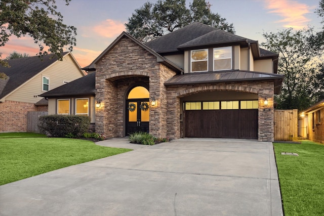 view of front facade with a yard