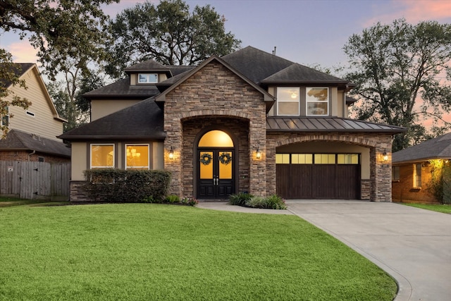 view of front of property featuring a lawn