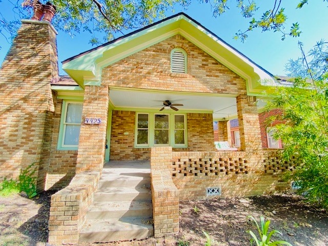 view of front facade with covered porch and ceiling fan