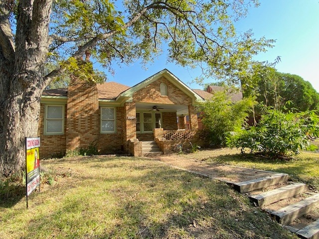 view of front of home featuring a front yard and ceiling fan