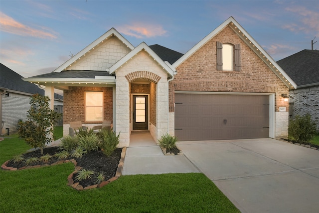 view of front of house featuring a lawn and a garage