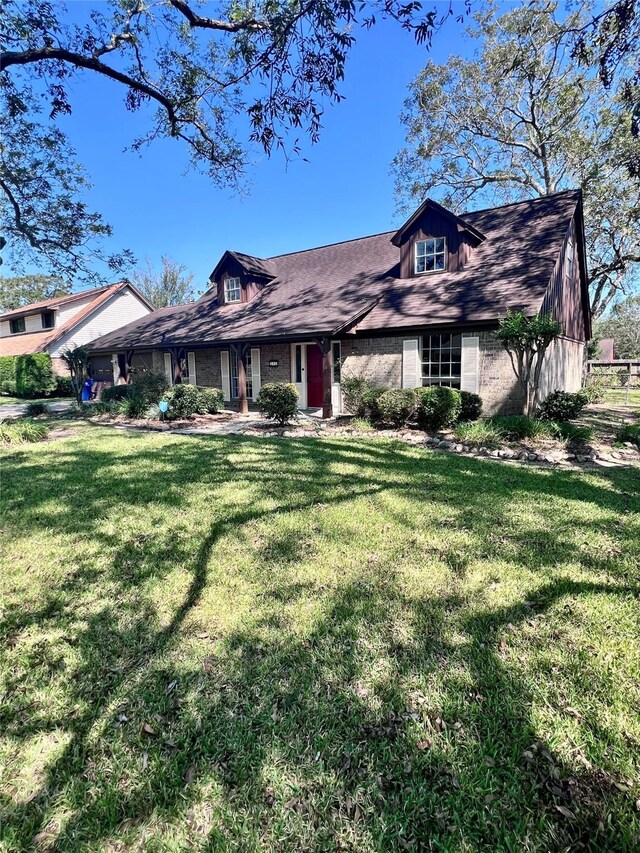 single story home with a front lawn