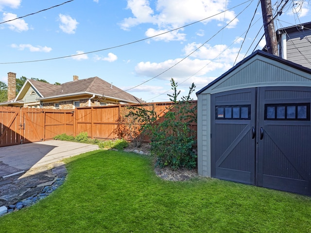 view of yard featuring a storage unit