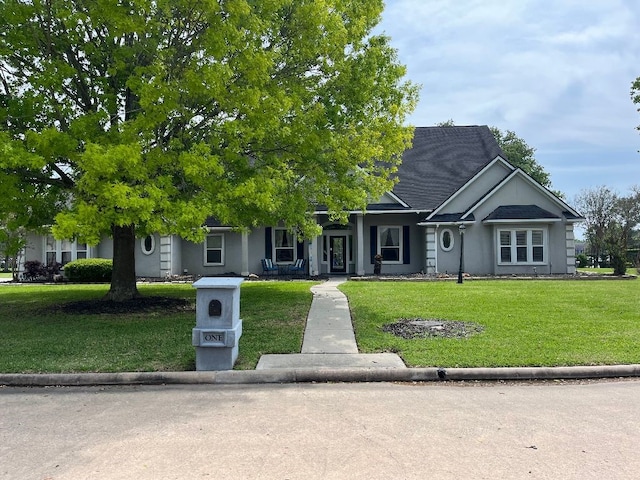 view of front facade featuring a front lawn