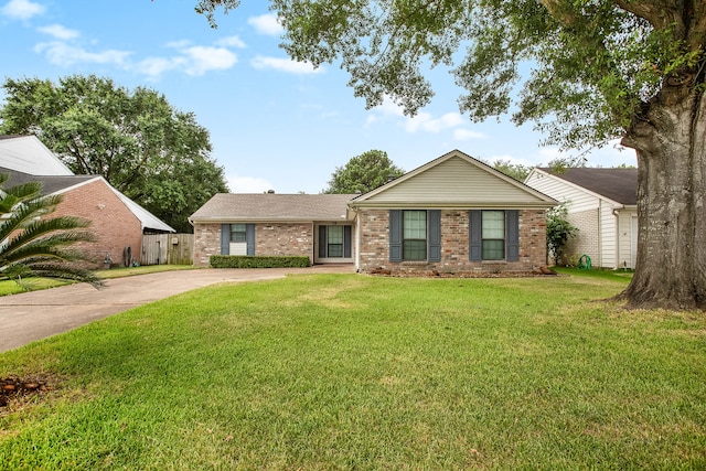 single story home featuring a front yard