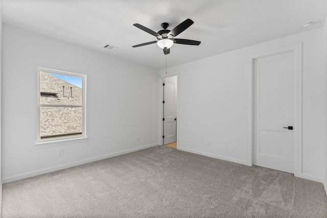 unfurnished room with light carpet and ceiling fan