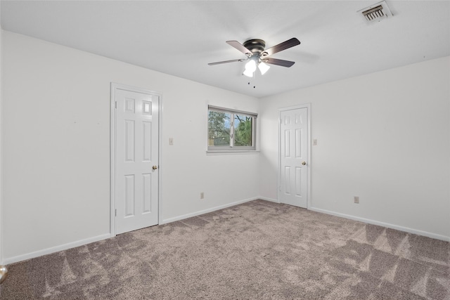 carpeted empty room featuring ceiling fan