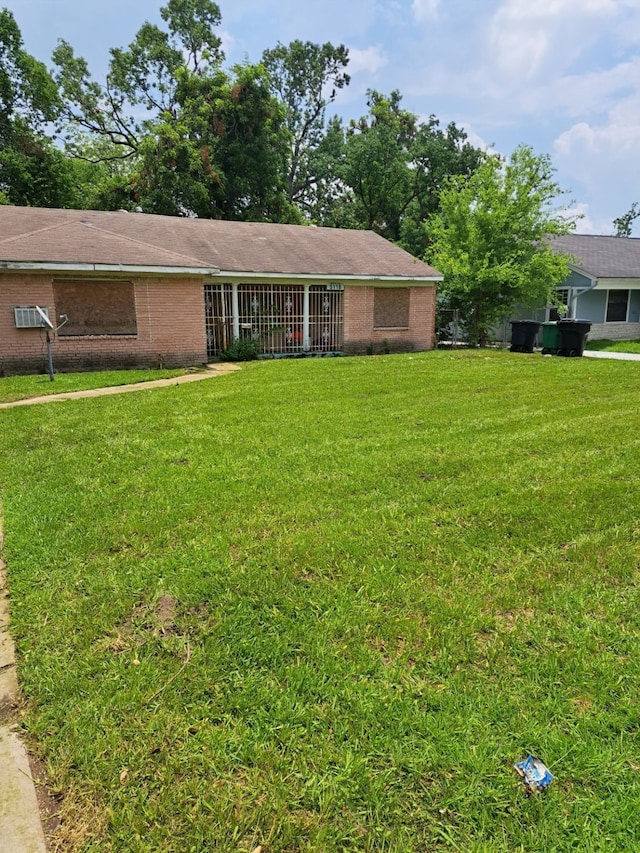 ranch-style home featuring a front lawn