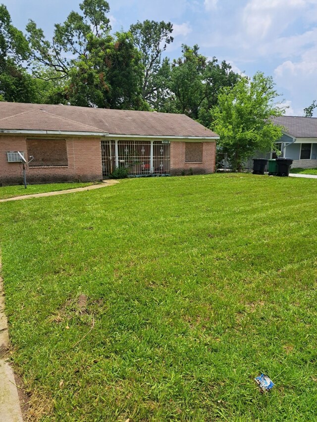 5118 Kashmere St, Houston, TX 77026 - single story home featuring a front lawn