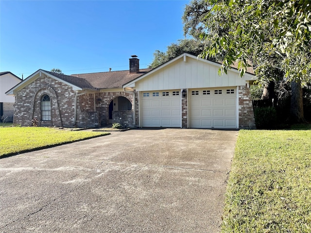 ranch-style house featuring a front lawn and a garage