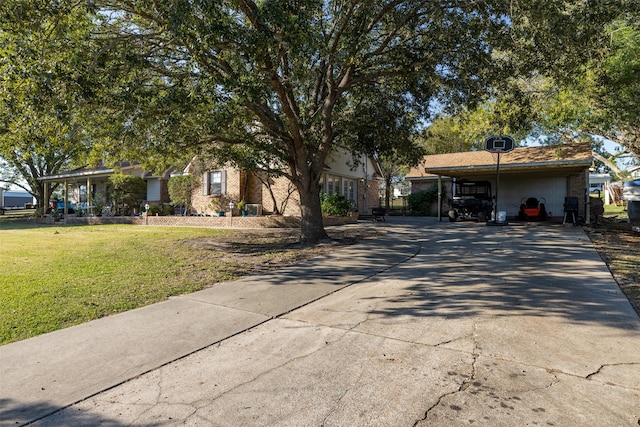 view of front of property featuring a carport and a front yard