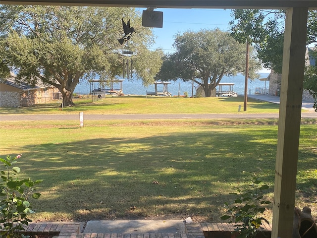 view of yard featuring a water view