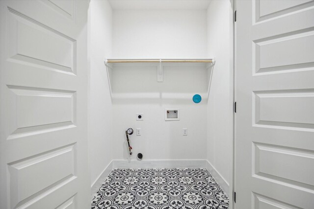 laundry area with hookup for an electric dryer, hookup for a gas dryer, light tile patterned floors, and hookup for a washing machine