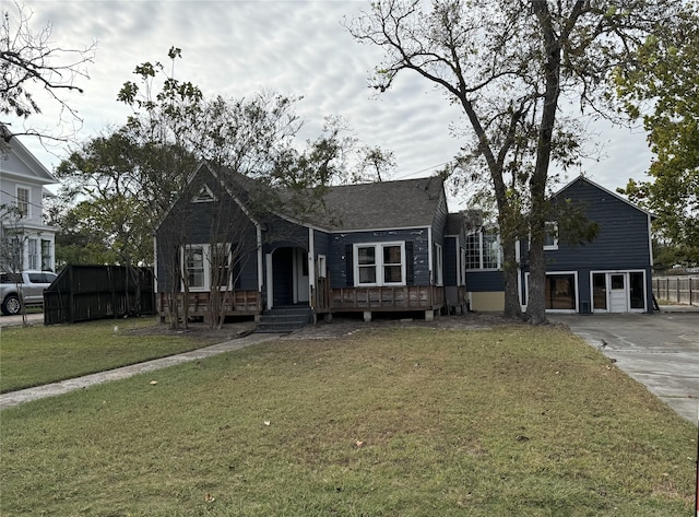 view of front of home featuring a front lawn