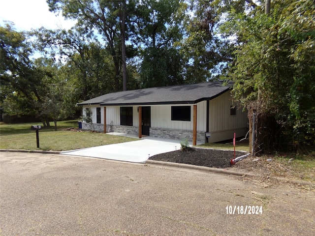 view of front of house featuring a front yard