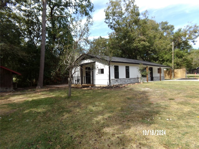 view of front of house with a front yard