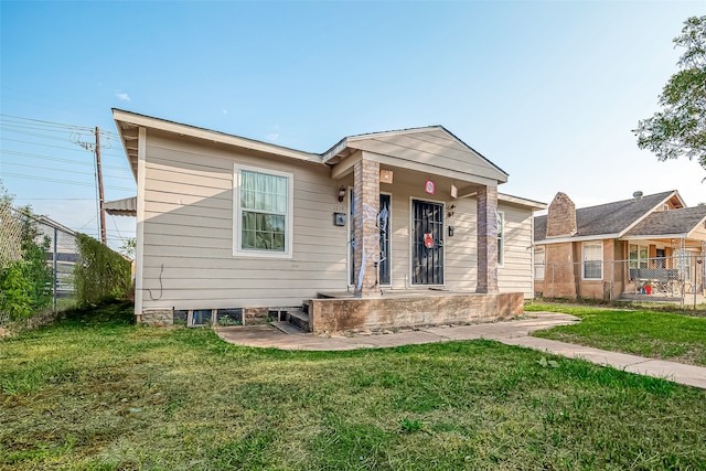 view of front of home featuring a front yard