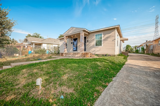 view of front of house featuring a front lawn