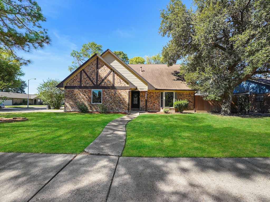 view of front of property with a front yard