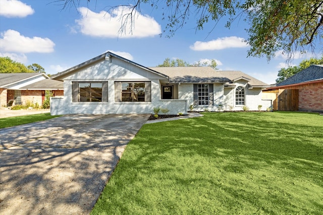 single story home with a front lawn