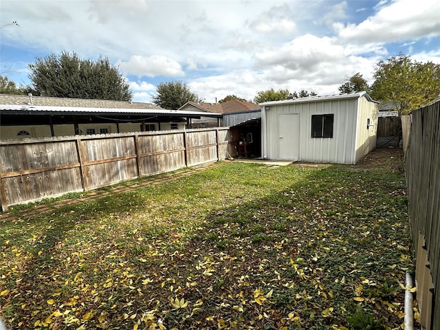 view of yard featuring a shed