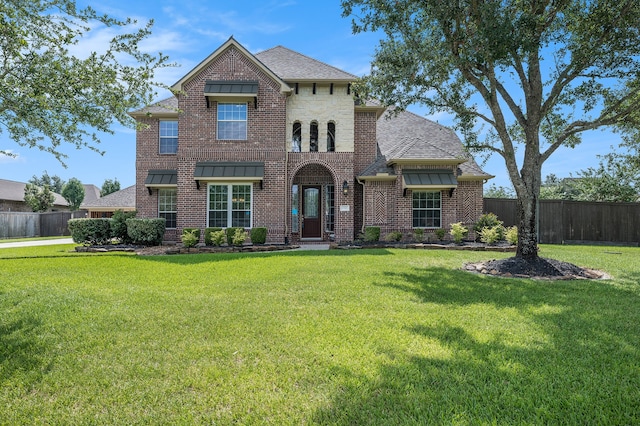 view of front of property featuring a front lawn