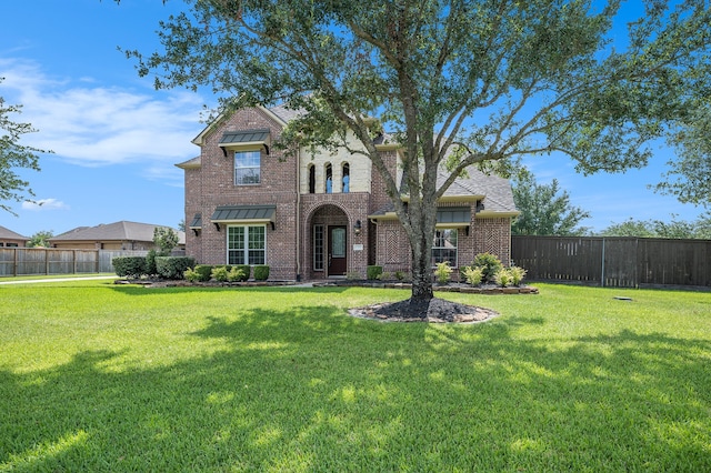 view of front of property featuring a front yard