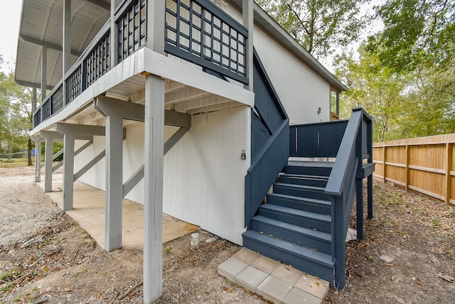 entrance to property featuring a wooden deck