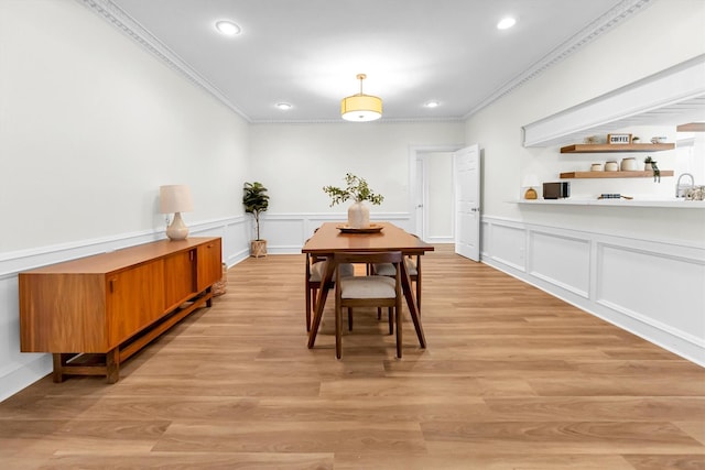 dining area with crown molding, recessed lighting, and light wood-style floors
