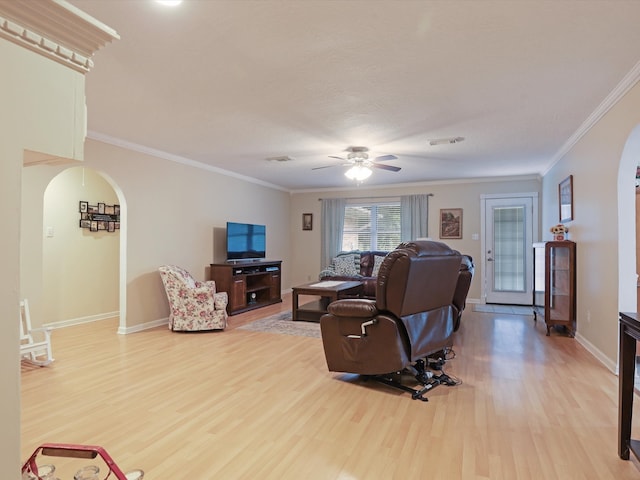 living room featuring light hardwood / wood-style flooring, ceiling fan, and crown molding