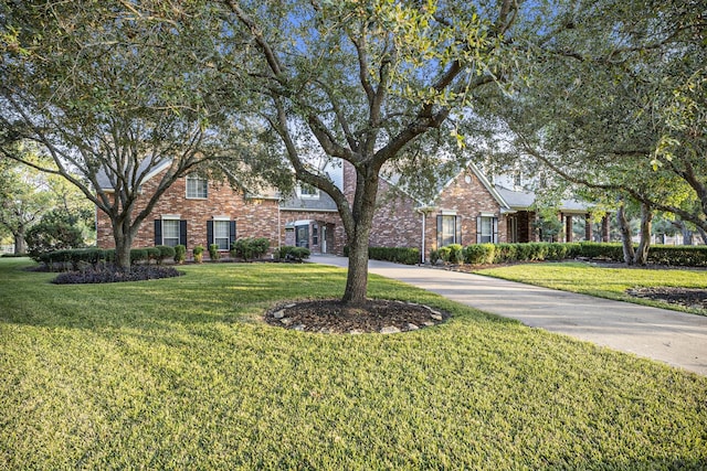 view of front facade with a front yard