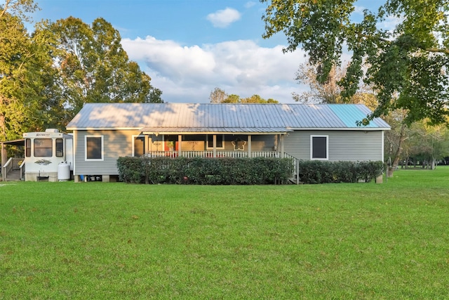 back of house featuring a yard