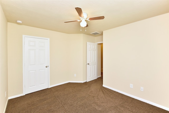 carpeted empty room featuring ceiling fan