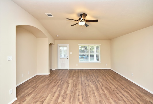 unfurnished room featuring light wood-type flooring and ceiling fan