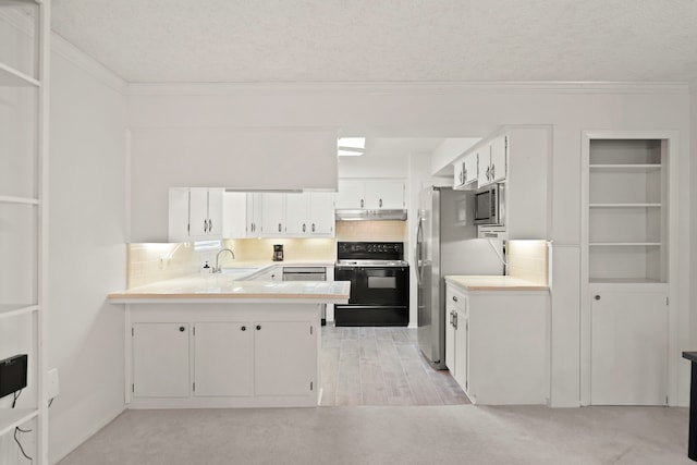 kitchen featuring sink, a textured ceiling, kitchen peninsula, stainless steel appliances, and white cabinets