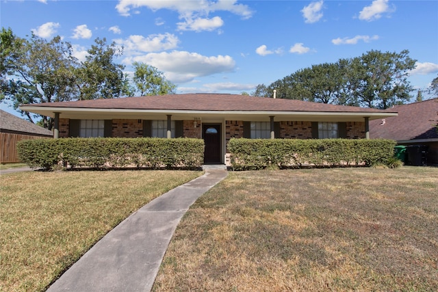 single story home with a front lawn