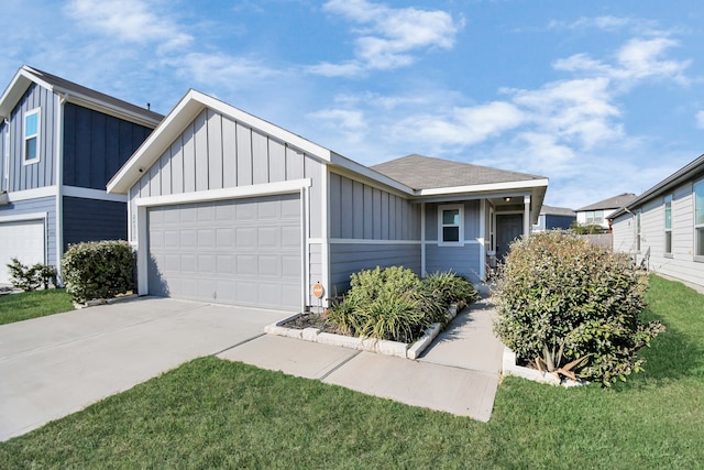 view of front of home featuring a front yard and a garage