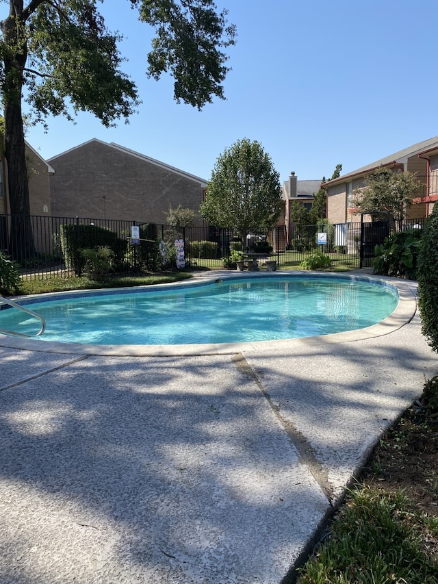 view of swimming pool