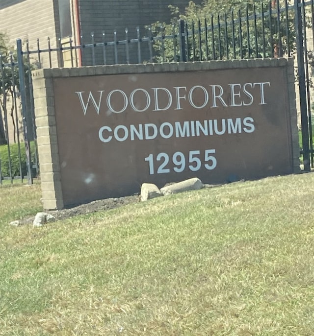 community / neighborhood sign featuring a yard