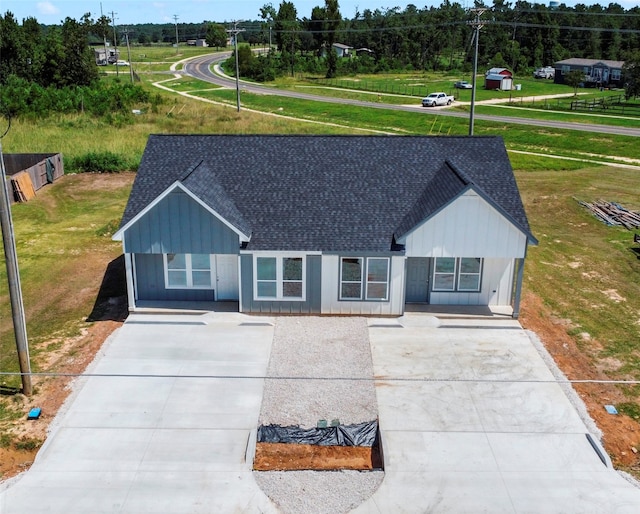 view of front facade featuring a front lawn