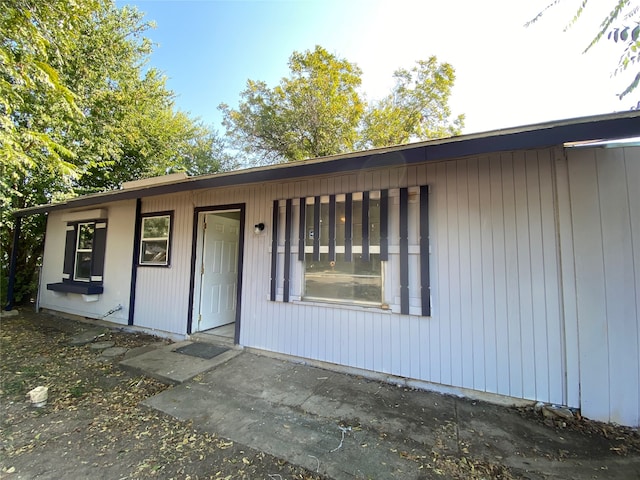 property entrance featuring a patio