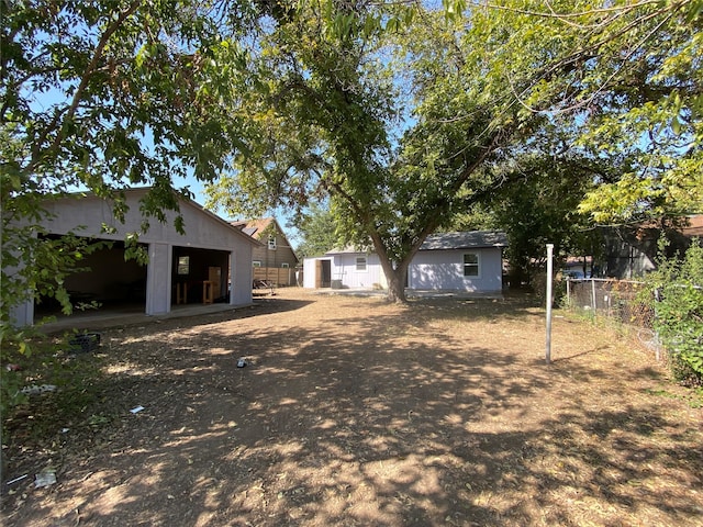 view of yard with an outbuilding