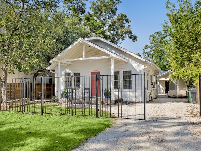 view of front of home featuring a front lawn