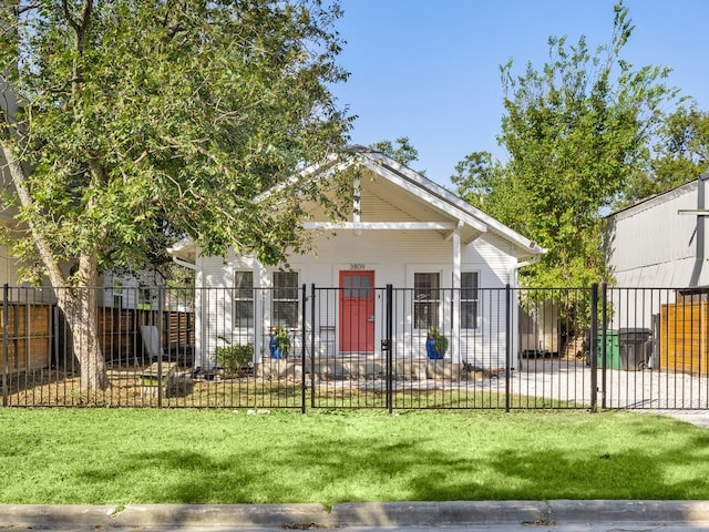 view of front facade with a front yard