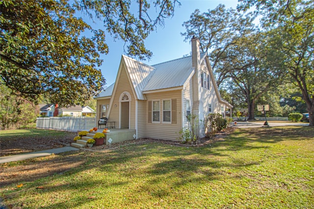 view of front of house with a front yard