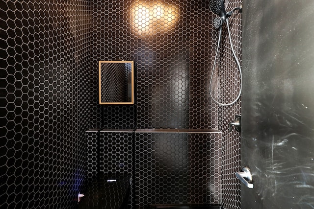 interior details with a tile shower