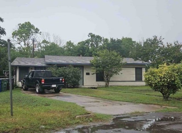 single story home featuring a front yard