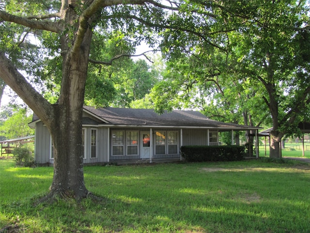 ranch-style house featuring a front yard