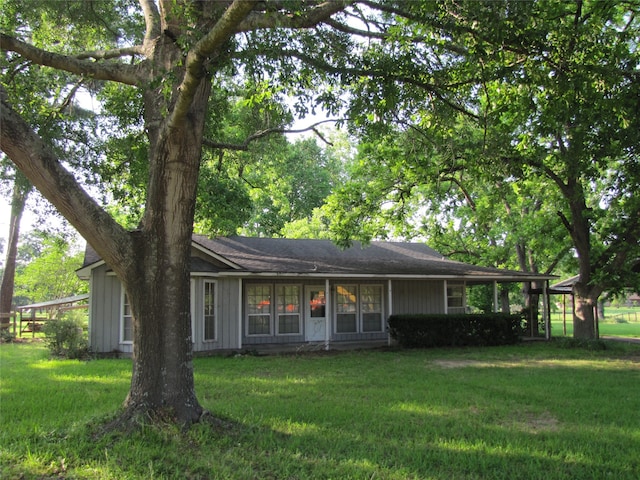 ranch-style home featuring a front lawn