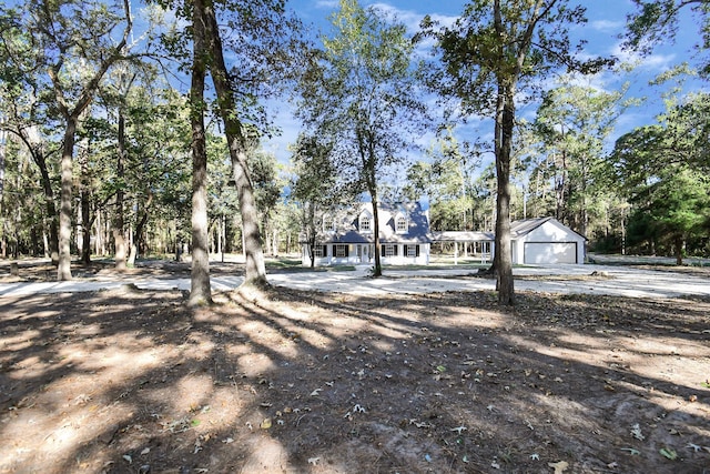 view of yard featuring an outdoor structure and a garage